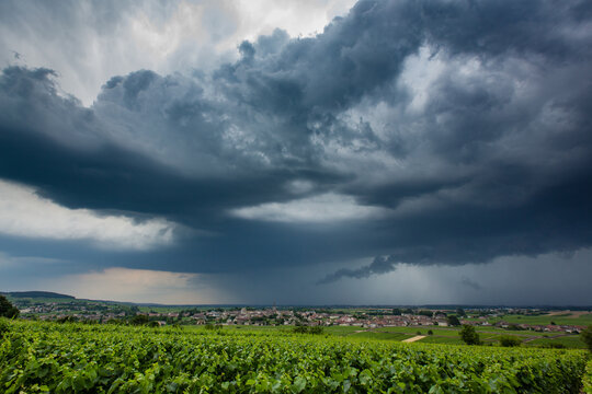 Orage d'&eacute;t&eacute; au dessus de Meursault, en bourgogne