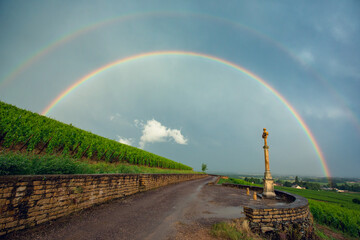 Arc en ciel après l'orage au dessus de la Croix de Corton-Charlemagne, à Aloxe-Corton en Bourgogne