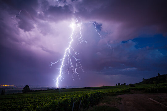 &Eacute;clair lors d&rsquo;un orage au dessus des vignes de Meursault, en Bourgogne