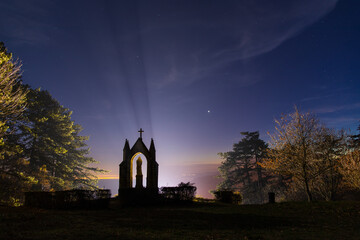 Statue de la Vierge de Pernand-Vergelesses, en Bourgogne (pose nocturne)