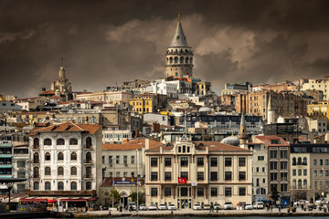 Obraz premium Istanbul skyline and Galata Tower on a cloudy day