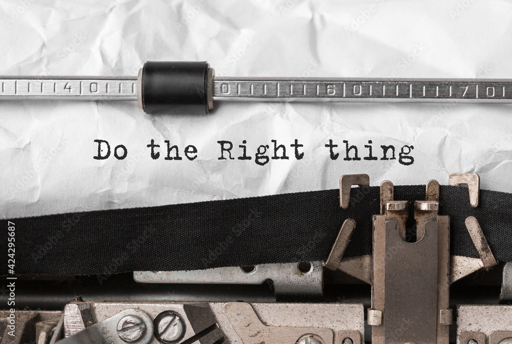 Aufkleber Text Do the Right Thing typed on retro typewriter