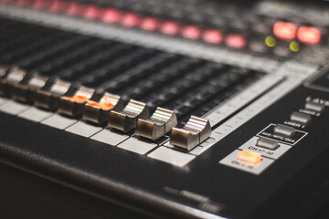 Detalle de mezcladora, micrófono y equipo profesional de audio y producción musical