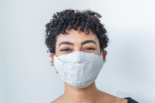 Jovem mulher brasileira posa para fotografia com máscara de proteção contra Covid 19, em Guarani, estado de Minas Gerais, Brasil