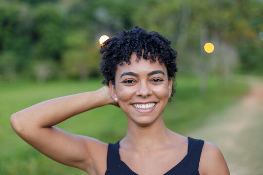 Jovem mulher brasileira posa para fotografia em parque de lazer de Guarani, Minas Gerais, Brasil