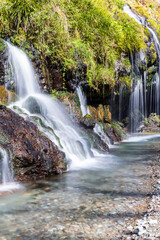 Obraz premium 陣馬の滝の美しい流れと美しい小川