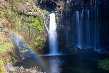 絹のような白糸の滝の流れと虹