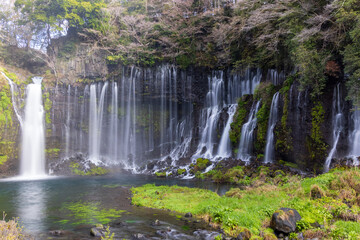 Fototapeta na wymiar 優雅なシルクのような白糸の滝と滝つぼと小川