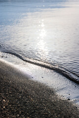 山中湖の砂浜と湖に反射する太陽の光