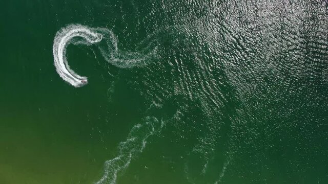 Vedio People are playing a jet ski in the sea. Aerial view and top view.amazing nature background. Beautiful pattern on wave