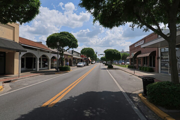 Fototapeta na wymiar Bars, restaurants, shops and buildings in historic downtown Lake City, Florida.
