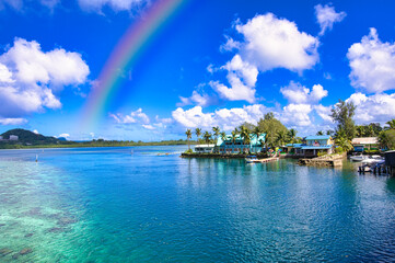 パラオの美しいサンゴ礁の海と虹