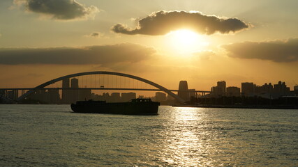 Obraz premium The beautiful sunset view along the river in the city