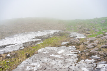 残雪 雪解け ガス 月山 山形 登山 霊山 霊峰