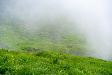 濃霧 晴れ間 ガス 月山 山形 登山 霊山 霊峰