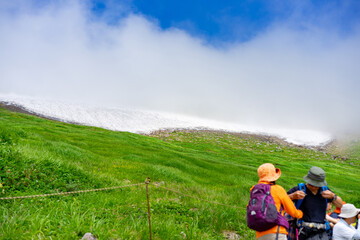 残雪 雪解け ガス 月山 山形 登山 霊山 霊峰