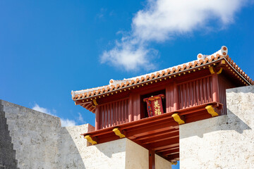 沖縄の青空と首里城にある赤い美福門
