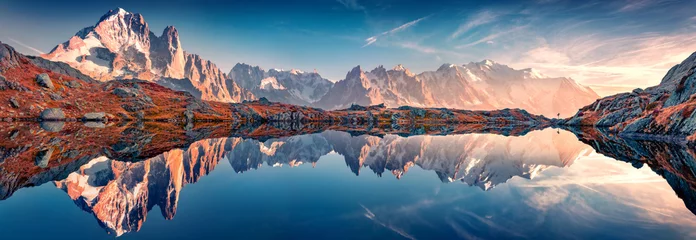 Fotobehang Mont Blanc Panoramisch herfstzicht op het meer van Cheserys met Mount Blank op de achtergrond, locatie in Chamonix. Spectaculaire openluchtscène van Vallon de Berard-natuurreservaat, Alpen, Frankrijk, Europa.