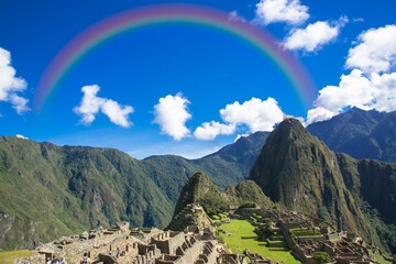 古代インカ文明遺跡のマチュピツと虹
