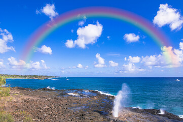 ポイプの潮吹き岩にかかる虹