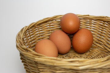 Uova in cestino di paglia,Eggs