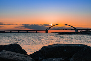 Fehmarnbelt Brücke bei Sonnenuntergang