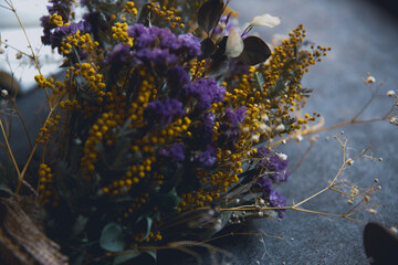 ミモザとスターチスのドライフラワーのスワッグ