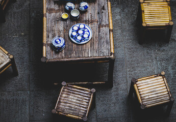 Teezeit in Vietnam Hoi an, original erhaltener Tisch und St&uuml;hle wo sich fr&uuml;her Menschen zusammengetroffen haben zum traditionellem Tee trinken.