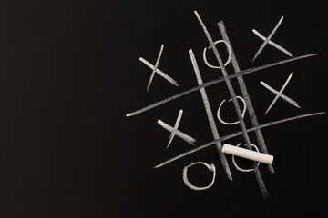 Tick tack toe game, white chalk on black board