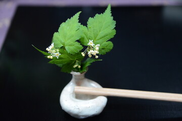 生け花の飾られた素敵な箸置き