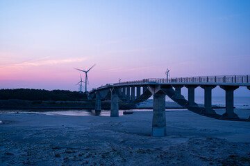 Obraz premium 夜明けを待つ潮騒橋