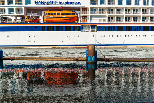 Das Kreuzfahrtschiff HANSEATIC Inspiration in der Schleise Holtenau in Kiel