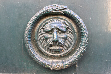 Anneau de porte, immeuble ancien à Paris