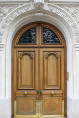 Porte en bois d’immeuble bourgeois à Paris
