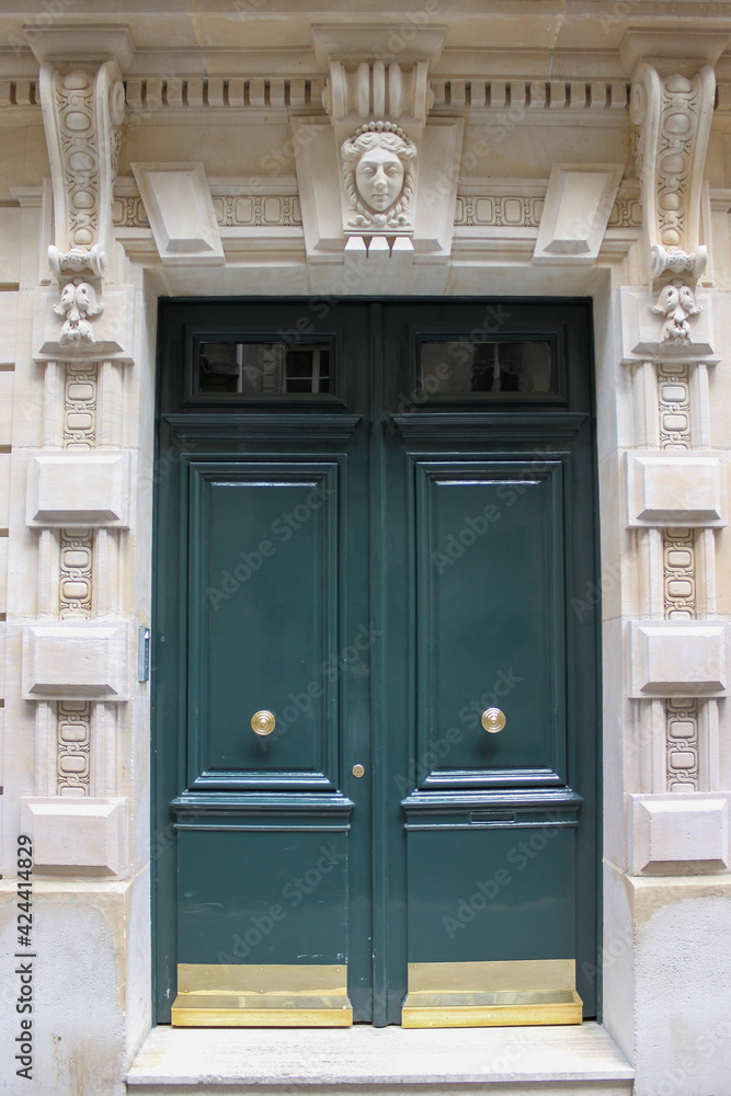 Canvas Prints Porte verte d’immeuble ancien à Paris