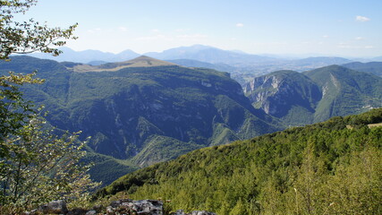 Obraz premium Vista lungo il sentiero a Poggio San Romualdo nelle Marche