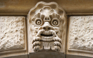 Mascaron (monstre) d’un immeuble ancien à Paris