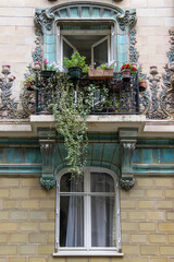Fototapeta na wymiar Plantes sur un balcon d'immeuble art nouveau à Paris