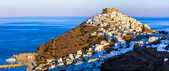Fototapete Rund wonderful Greece. white houses of the Astypalea (Astipalaia) island. View of Chora village and the sea over sunset © Freesurf