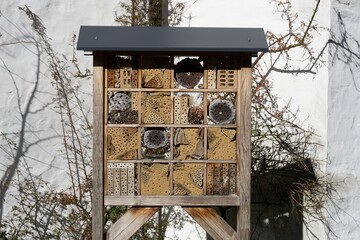 Ein großes Insektenhotel aus natürlichen Materialien bietet vielen Insekten eine Nistmöglichkeit.