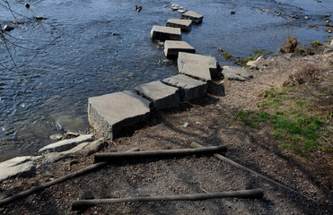 the path continues to the water along large stones, between which water flows. an impromptu trail...