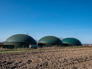 Biogasanlage in Deutschland mit Blauen Himmel