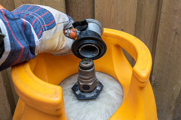 mounting a gas regulator on a gas cylinder
