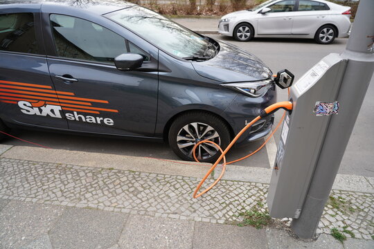 sixt share Renault ZOE e-Auto beim Ladevorgang an einer be emobil Ladestation in Berlin am 01.04.2021
