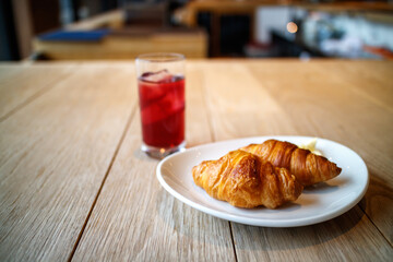朝食のジュースとパン