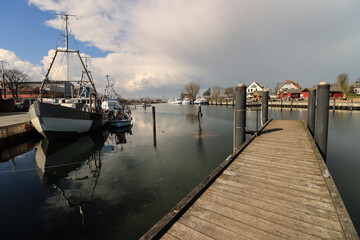 Obraz premium Maritimes Flair im kleinen Hafen von Niendorf an der Lübecker Bucht