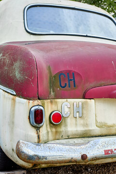 Ein roter Ford &ldquo;Konsul&rdquo;, Baujahr 1954 mit verwittertem Lack.