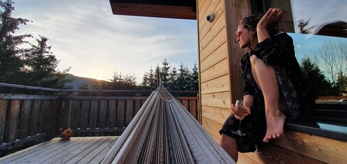 Apéritif au soleil couchant sur la terrasse d'un chalet Alpin