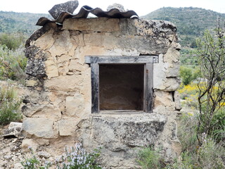 antiguo pozo de piedra que servía para recoger el agua de la lluvia  que posteriormente consumirían los agricultores y sus animales, lérida, españa, europa