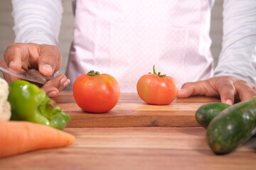 fresh tomatoes on a chopping board 